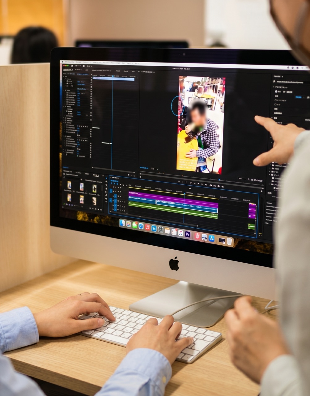 Premiere Pro で動画を編集している制作風景